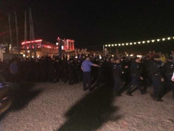 Одесская милиция разогнала активистов Майдана, пытавшихся сорвать концерт Ани Лорак (фото, видео) | Русская весна