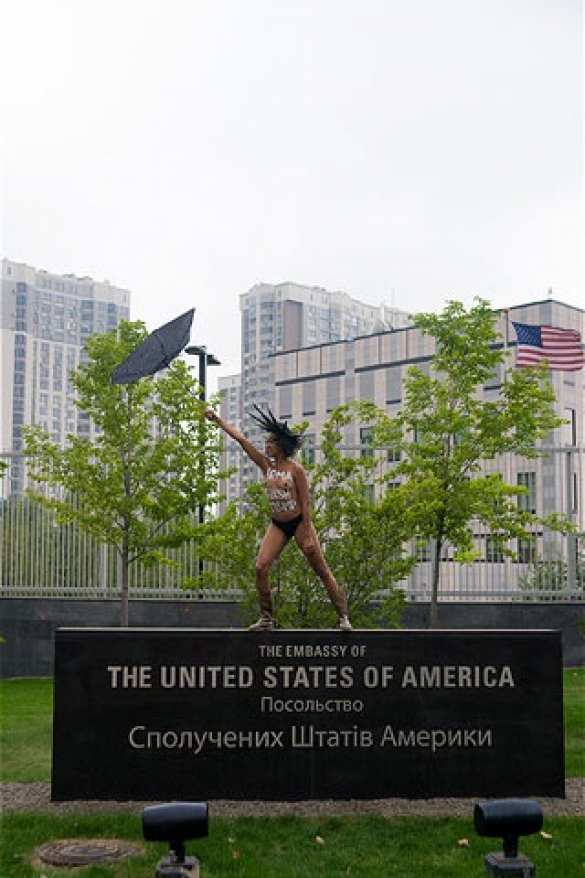Голая «активистка» Femen у посольства США в Киеве призвала ураган на голову Трампа (ФОТО 18+) | Русская весна