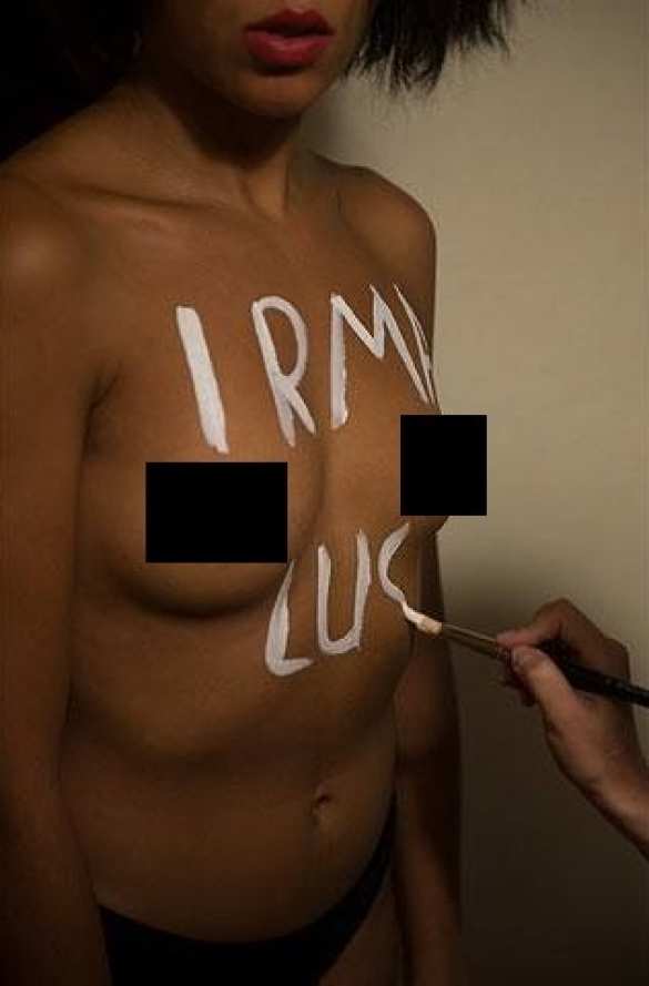 Голая «активистка» Femen у посольства США в Киеве призвала ураган на голову Трампа (ФОТО 18+) | Русская весна