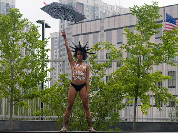 Голая «активистка» Femen у посольства США в Киеве призвала ураган на голову Трампа (ФОТО 18+) | Русская весна