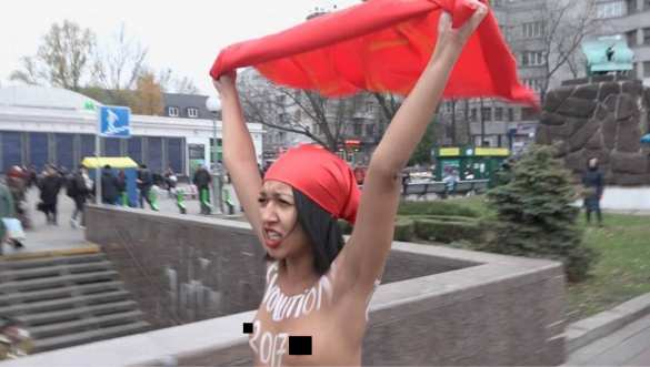 «Раздавим шоколадную гидру»: «активистка» Femen разделась в Киеве (ВИДЕО, ФОТО 18+) | Русская весна
