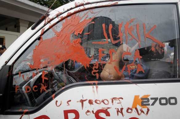 Полицейский фургон протаранил толпу протестующих у посольства США (ФОТО, ВИДЕО) | Русская весна