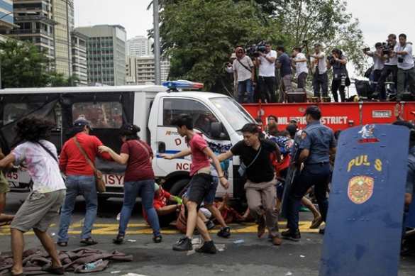 Полицейский фургон протаранил толпу протестующих у посольства США (ФОТО, ВИДЕО) | Русская весна
