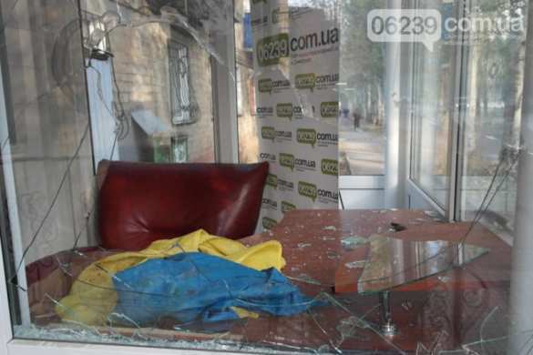 Тонкий намек: в редакцию украинского сайта подбросили фекалии, завернутые во флаг Украины (ФОТО) | Русская весна