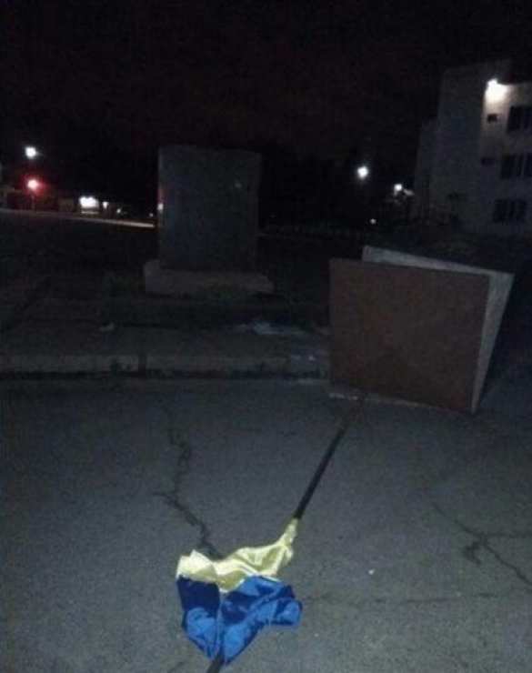 Под Харьковом мужчина на тракторе взял на таран постамент с флагом Украины (ФОТО) | Русская весна