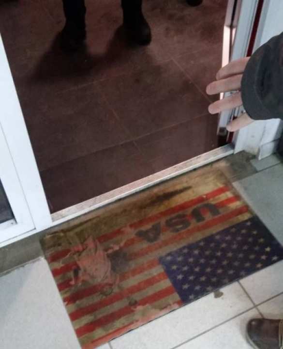 В Краматорске флаг США используют как коврик для ног (ФОТО) | Русская весна
