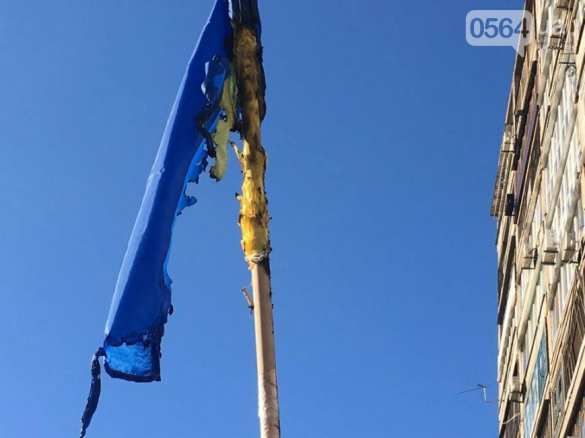 У памятника «героям АТО» в Кривом Роге сожгли украинский флаг (ФОТО) | Русская весна