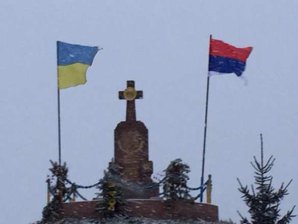 Ополчение Галичины на Ивано-Франковщине вывесило российский флаг вместо черно-красного бандеровского (ФОТО) | Русская весна