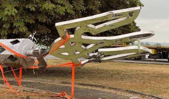 Знаки: самый высокий флагшток с «трызубцем» рухнул и раздавил иномарку в Херсоне (ФОТО, ВИДЕО) | Русская весна