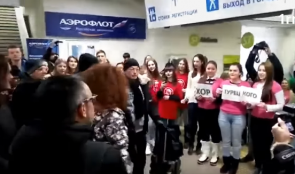 В аэропорту Ростова-на-Дону волонтеры  с участием певцов «Хора Турецкого» исполнили «Надежду» (ФОТО, ВИДЕО) | Русская весна