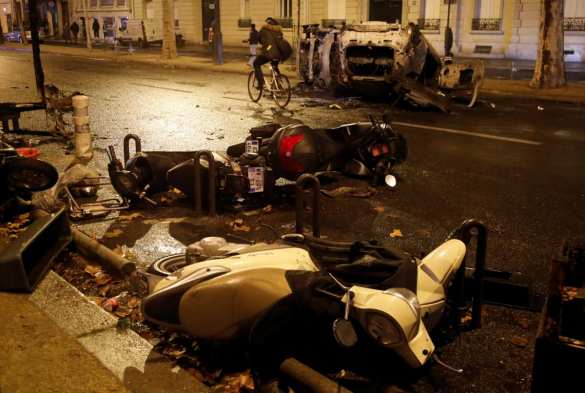 Король вернулся в догорающий Париж: Макрон и глава МВД осмотрели разрушения после погромов (+ВИДЕО, ФОТО) | Русская весна