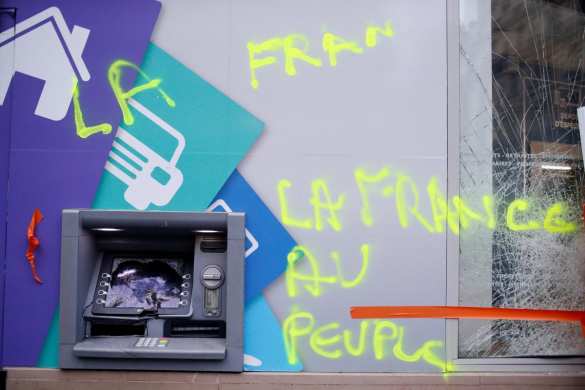 Король вернулся в догорающий Париж: Макрон и глава МВД осмотрели разрушения после погромов (+ВИДЕО, ФОТО) | Русская весна