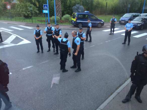 СРОЧНО: Французский спецназ блокировал автобус с российскими болельщиками и выводит людей из салона (ФОТО, ВИДЕО) | Русская весна