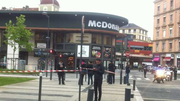 СРОЧНО: взрыв погремел в «Макдоналдсе» во Франции (+ФОТО, ВИДЕО) | Русская весна