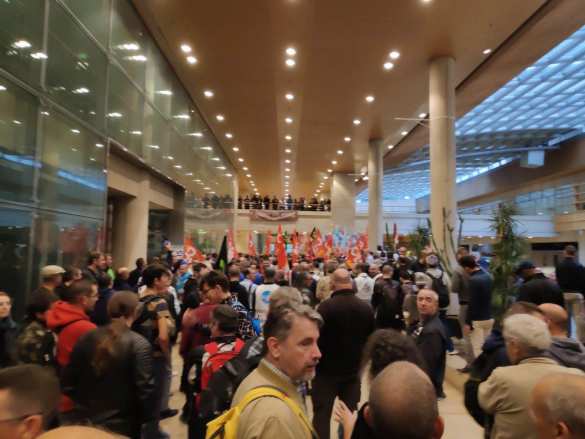 «Предупреждающий выстрел»: Французы бунтуют против пенсионной реформы (ФОТО, ВИДЕО) | Русская весна