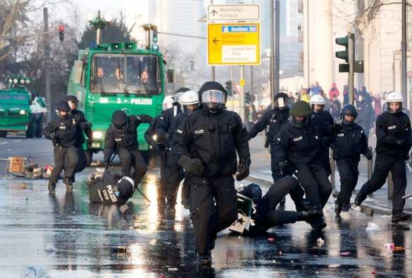 Немецкая весна: Антиглобалисты пошли в наступление во Франкфурте (ФОТО) | Русская весна