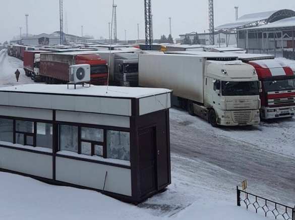 Из Украины не пропускают фуры в РФ: на границе огромная пробка (ФОТО) | Русская весна