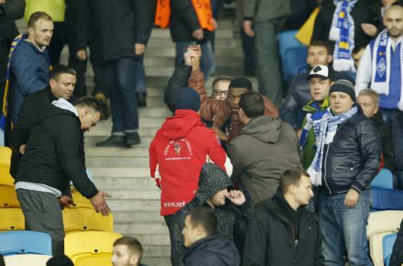 Украинские фанаты-нацисты избили чернокожих болельщиков своего же клуба (ФОТО, ВИДЕО) | Русская весна