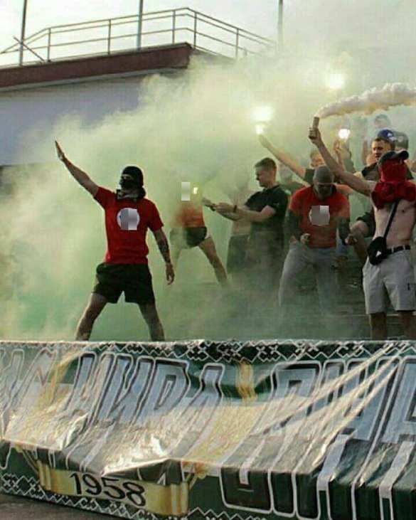 Фашизма нет? В Виннице фанаты пришли на стадион в футболках со свастикой (ФОТО, ВИДЕО) | Русская весна