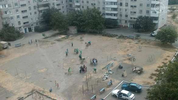 Типичная Украина: В Мариуполе посреди футбольного поля установили лавки (ФОТО) | Русская весна