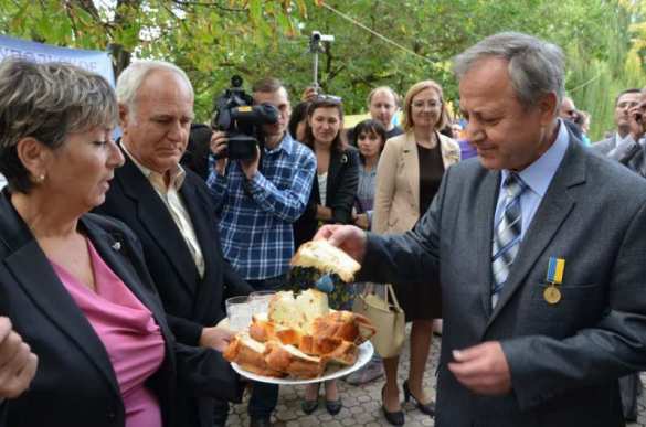Мариуполь пытаются удержать украинством: шествия в вышиванках, мини-парады. А за городом стрельба (фото, видео) | Русская весна