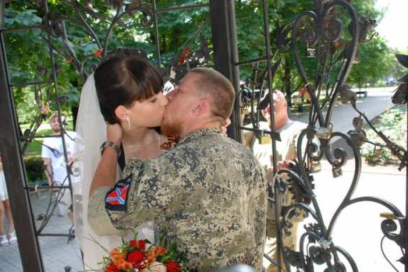 Первая свадьба Новороссии: автоматы, розы, Стрелков и Губарев на празднике у Моторолы и Елены (фото/видео лента) | Русская весна