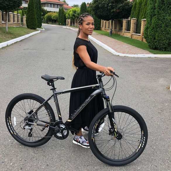 «Мне кажется, он следит за мной», — украинская певица о Зеленском (ФОТО, ВИДЕО) | Русская весна