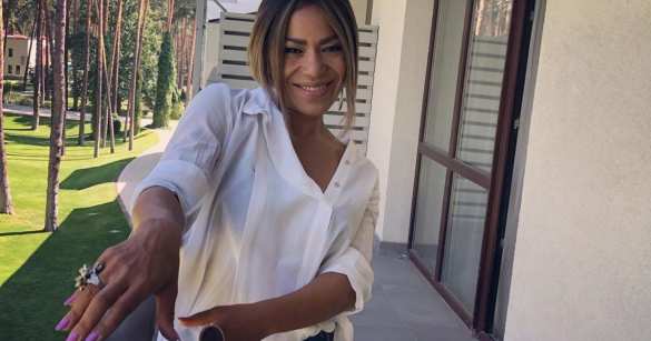 «Мне кажется, он следит за мной», — украинская певица о Зеленском (ФОТО, ВИДЕО) | Русская весна