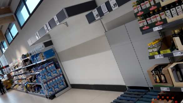 Коронавирус: немцы смели с полок магазинов дешёвые продукты первой необходимости (ФОТО) | Русская весна