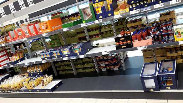 Коронавирус: немцы смели с полок магазинов дешёвые продукты первой необходимости (ФОТО) | Русская весна