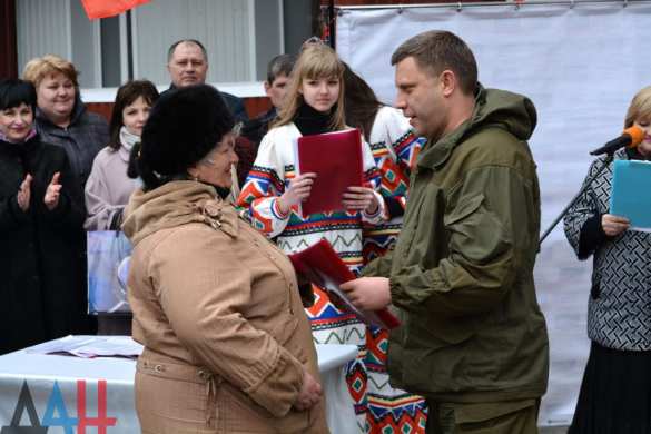 Глава ДНР вручил ключи от новых квартир жителям Юнокоммунаровска, потерявшим жилье из-за боев (ФОТО) | Русская весна