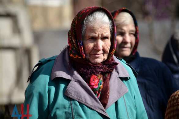 Глава ДНР вручил ключи от новых квартир жителям Юнокоммунаровска, потерявшим жилье из-за боев (ФОТО) | Русская весна