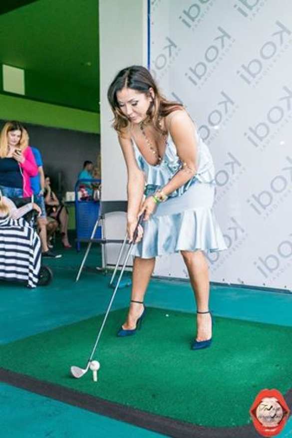 «Элитный колхоз»: в Сети высмеяли турнир по женскому гольфу на Украине (ФОТОЛЕНТА) | Русская весна