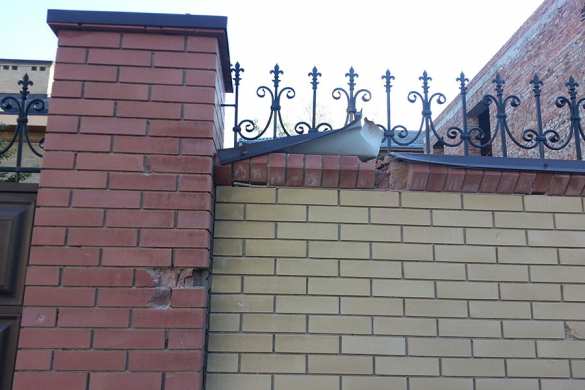 В Горловке артобстрелом повреждено здание епархиального управления (ФОТО) | Русская весна