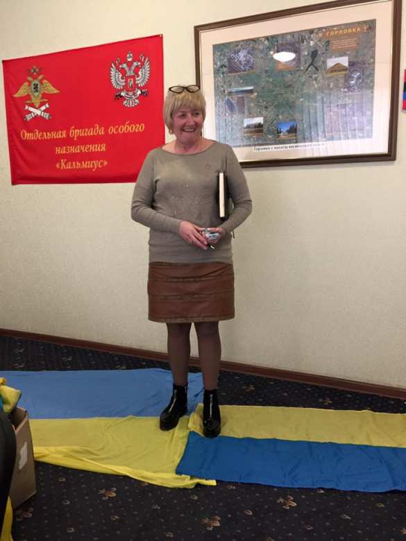 Украинские флаги под ногами — в администрации Горловки креативно подошли к замене напольного покрытия (ФОТО) | Русская весна