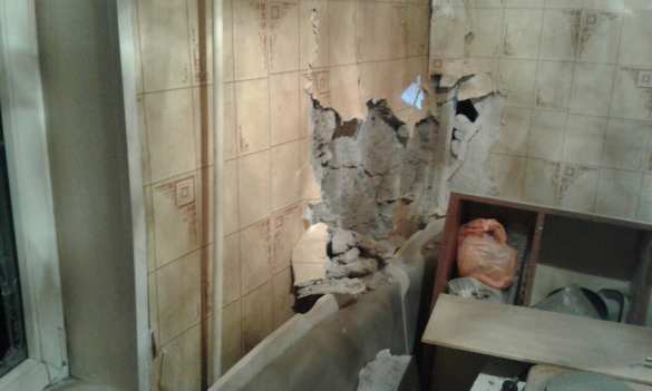 Дыра в стене: снаряд ВСУ попал в квартиру в ходе ночного обстрела Горловки (+ВИДЕО, ФОТО, ОБНОВЛЕНО) | Русская весна