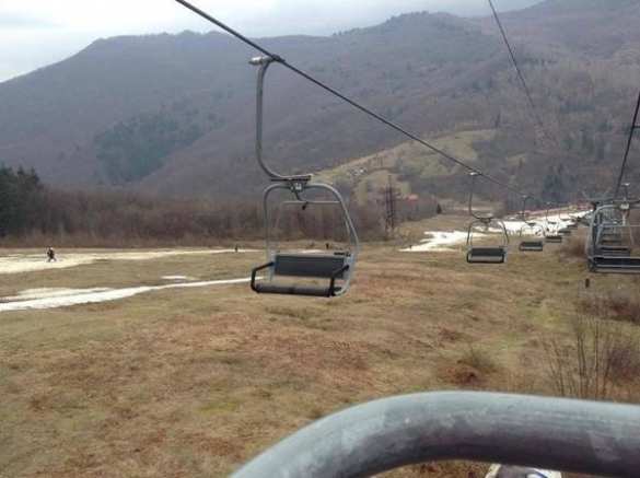 «Стою на асфальте я, в лыжи обутый... »: ведущих украинских горнолыжников из-за отсутствия снега заставили кататься на земле (ФОТО) | Русская весна