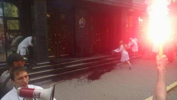 Кровь и файеры в поддержку убийц: в Киеве неонацисты устроили беспорядки у Генпрокуратуры (ФОТО, ВИДЕО) | Русская весна