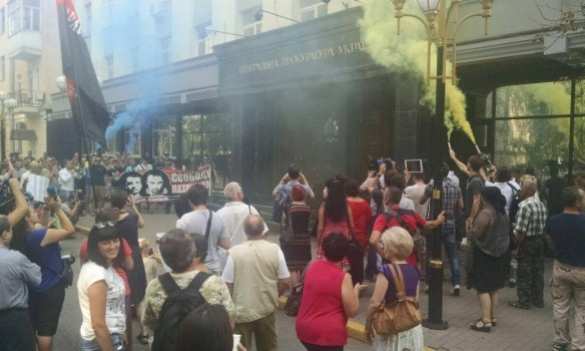 Кровь и файеры в поддержку убийц: в Киеве неонацисты устроили беспорядки у Генпрокуратуры (ФОТО, ВИДЕО) | Русская весна
