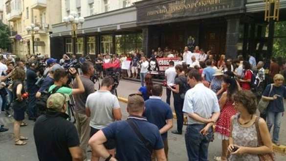 Кровь и файеры в поддержку убийц: в Киеве неонацисты устроили беспорядки у Генпрокуратуры (ФОТО, ВИДЕО) | Русская весна