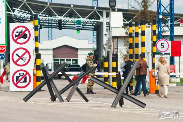 Противотанковые «ежи» и зелень в «кадках»: хваленая «Стена» на границе Украины с Россией (ФОТОЛЕНТА) | Русская весна