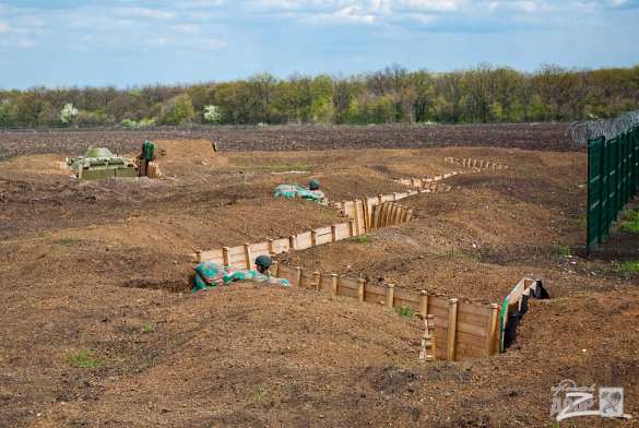 Противотанковые «ежи» и зелень в «кадках»: хваленая «Стена» на границе Украины с Россией (ФОТОЛЕНТА) | Русская весна