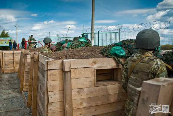 Противотанковые «ежи» и зелень в «кадках»: хваленая «Стена» на границе Украины с Россией (ФОТОЛЕНТА) | Русская весна