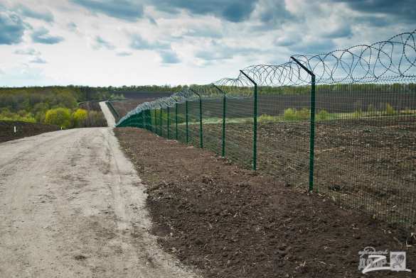 Противотанковые «ежи» и зелень в «кадках»: хваленая «Стена» на границе Украины с Россией (ФОТОЛЕНТА) | Русская весна