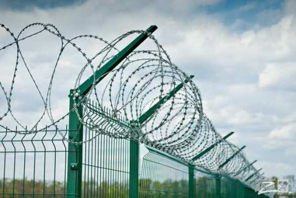 Противотанковые «ежи» и зелень в «кадках»: хваленая «Стена» на границе Украины с Россией (ФОТОЛЕНТА) | Русская весна