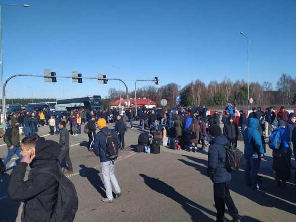 Украинцы штурмуют границу «неньки» со стороны Польши: «родина» назад не пускает (+ФОТО, ВИДЕО) | Русская весна