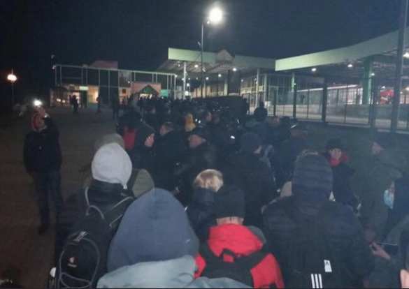 Украинцы штурмуют границу «неньки» со стороны Польши: «родина» назад не пускает (+ФОТО, ВИДЕО) | Русская весна