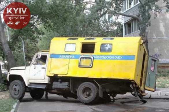 В Киеве грузовик водоканала приехал на вызов, но сам провалился в яму (ФОТО) | Русская весна
