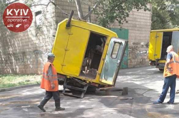 В Киеве грузовик водоканала приехал на вызов, но сам провалился в яму (ФОТО) | Русская весна