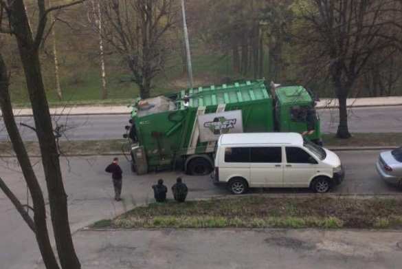 Во Львове грузовик с мусором «самозахоронился» прямо на дороге (ФОТО) | Русская весна
